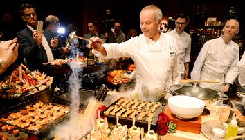 De la pizza cu somon afumat și caviar la plăcintă cu pui și trufe. Ce delicii culinare le pregătește legendarul Chef Wolfgang Puck celebrităților la Premiile Oscar 2025: „După ore întregi de stat la discursuri pe stomacul gol, starurile nu vor doar șampanie și amuse-bouche”