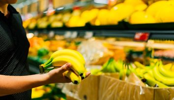 O ministră din Suedia se teme de banane, iar staff-ul ei trebuie să ia măsuri neobișnuite. Cum se manifestă bananafobia - VIDEO