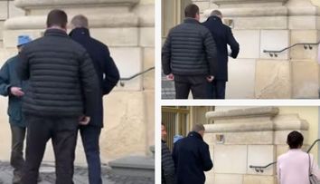 Ce a făcut Klaus Iohannis atunci când a văzut un cerșetor pe stradă. Gestul lui a fost fotografiat rapid! Imagini de pe străzile din Sibiu
