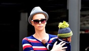 Charlize Theron, transformare totala. Actrita s-a tuns cheala pentru noul ei film. <span style=