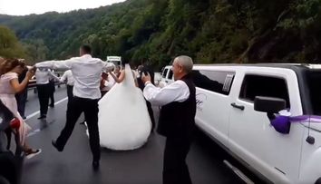 Au încins o horă printre zeci de mașini blocate în trafic. Cum s-au distrat nuntașii pe Valea Oltului
