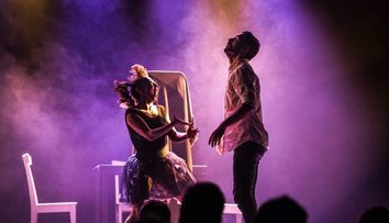 Finalistul sezonului cinci Romanii au talent, Bogdan Bolohan, prezinta spectacolul Silent Struggle pe scena Festivalului de Teatru Independent UNDERCLOUD