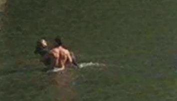 A inceput sa filmeze cand a vazut doi oameni in rau! A vazut ce se intampla cu adevarat dupa ce a dat ZOOM. De necrezut 