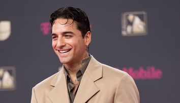 Maluma, transformare radicală de look în 2026: fără barbă, cu o nouă frizură, aproape de nerecunoscut. A apărut pe covorul roșu alături de iubita sa