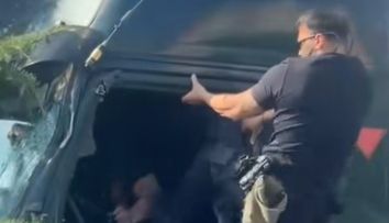 Ce detalii au ieșit la iveală despre șoferul de TIR bătut cu picioarele de Poliţia Locală, după ce a provocat un accident