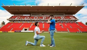 Primul fotbalist care a recunoscut că este gay şi-a cerut iubitul în căsătorie, chiar pe teren FOTO&VIDEO