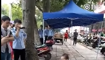 O vanzatoare ambulanta este evacuata de pe trotuar. Reactia nepotului este VIRALA acum
