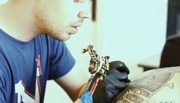 Uzzi de la BUG Mafia si-a tatuat spatele. A filmat toata procedura. Vezi rezultatul: VIDEO