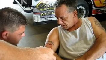 Cea mai brutala modalitate de indepartare a unui tatuaj. Vezi despre ce este vorba! VIDEO