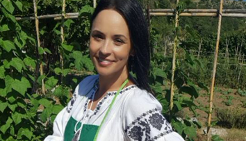 Andreea Marin a mers la salon alaturi de fetita ei. Violeta a crescut si acum apeleaza la trucurile de infrumusetare