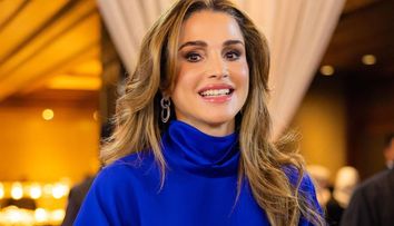 Regina Rania, apariție surprinzătoare la New York. Și-a ținut singură umbrela, în timp ce aștepta la semafor