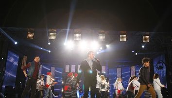 Doi fosti rivali, prieteni la catarama pe scena! Un duet inedit i-a luat pe multi prin surprindere in Piata Revolutiei