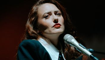 Leyah duce mai departe magia cinematic pop-ului – Turneul „Cinestezia” ajunge în și mai multe orașe din România