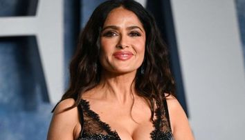 Salma Hayek, cu părul alb și coafură de nașă la un eveniment monden! Diva este de nerecunoscut