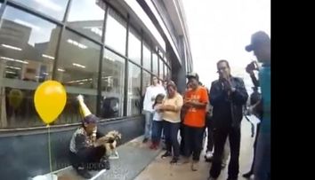 Un clip de 300.000 de Share-uri pe Facebook. Surpriza emotionanta pe care un fotograf i-o face unei femei fara adapost, de ziua ei de nastere: VIDEO