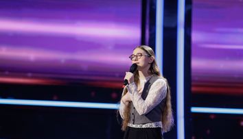 Românii au talent, 17 aprilie 2026. Carla Mezea, eleva de 14 ani din Spania care a emoționat publicul cu o melodie în limba franceză. Andi Moisescu: „Foarte sensibilă apariția ta”