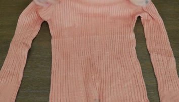 Cum sa salvezi un pulover vechi. I-a taiat manecile si le-a transformat intr-un accesoriu la moda