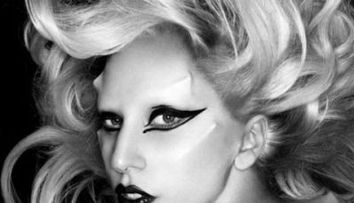 Lady Gaga canta topless la pian in promo-ul pentru MTV VMA!