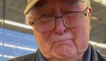 Povestea veteranului de 88 de ani, rămas fără pensie, care muncește la un supermarket a emoționat o lume întreagă. După clipul viral, oamenii au donat peste 1,5 milioane de dolari pentru Ed