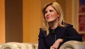 Elena Udrea, Silviu Prigoana si Corneliu Vadim Tudor fac cadouri pentru “Serviciul Roman de Comedie”