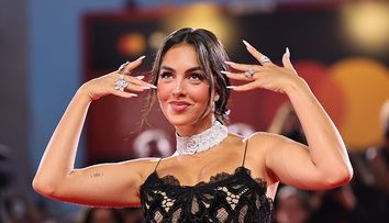 Georgina Rodriguez, ridiculizată după ipostazele jucăușe în care își etala inelul de logodnă. Apariția sa pe covorul roșu de la Veneția a stârnit un val de comentarii