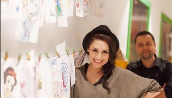 Andra, intr-o rochie care ii face picioarele sa para interminabile. La ce truc vestimentar a apelat artista