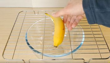 A luat gratarul de la cuptorul de microunde si o banana, apoi a facut asta. Trucul de care te vei indragosti pe loc 