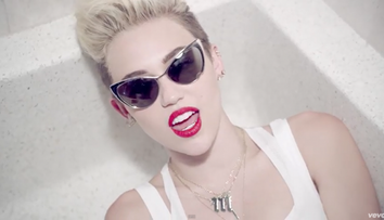Si-a lasat abdomenul plat la vedere, dar toti se uitau la incaltarile ei. Ce sandale bizare si extrem de scumpe a purtat Miley Cyrus