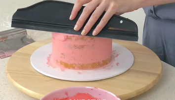 Trucul pe care toate gospodinele il vor aprecia! Cum poti decora un tort printr-o tehnica simpla!