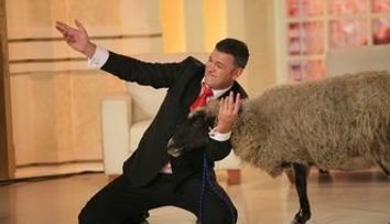 Gigi Becali a donat o oita trupei Mandinga, la “Serviciul Roman de Comedie”