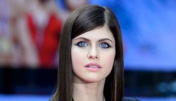 Toti o lauda pe sosia Pamelei Anderson, dar ea este reala frumusete din Baywatch. Alexandra Daddario, o aparitie