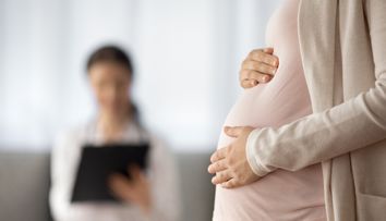O tânără de 35 de ani a fost diagnosticată cu cancer pancreatic în stadiul 4 în timpul sarcinii. Un nou medicament o menține în viață