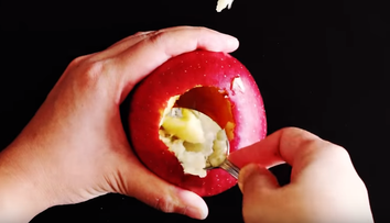 A taiat foietajul, iar mai apoi a pus un mar in mijloc. Cum poti transforma un fruct intr-un desert delicios