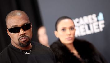 „Viziunea mea prinde viață”. După „apariția” de la Premiile Grammy, Kanye West și-a prezentat prima piesă din colecția lui de haine pentru femei. Cum arată Bianca Censori într-o nouă ținută transparentă