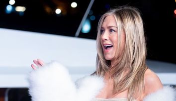 Jennifer Aniston a preferat să nu-și ascundă burtica. Actrița a purtat o rochie strânsă pe corp, la premiera filmului „Murder Mystery 2”, la Paris