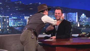 Nimeni nu se astepta ca Johnny Depp sa faca asta in direct. Actorul a lasat masca audienta cu gestul sau