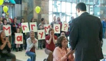 Cerere neobisnuita in casatorie. Cum a reactionat un barbat cand iubita s-a asezat in genunchi sa-l ceara de sot, in fata a zeci de martori