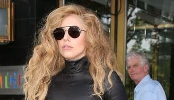 Tinuta cu care Lady Gaga si-a socat fanii mai mult decat daca ar fi aparut dezbracata. Cum s-a plimbat pe strazile din New York