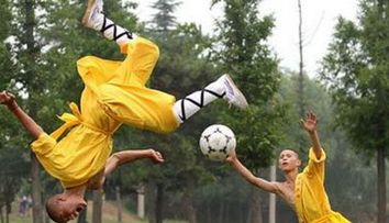 Calugarii shaolini bat mingea mai ceva ca fotbalistii profesionisti! FOTO