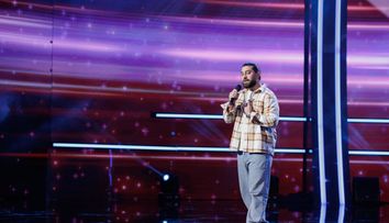 Românii au talent, 30 ianuarie 2026. Cine este Apollo, artistul care a cântat o piesă grecească și a emoționat-o până la lacrimi pe Carmen Tănase! Vocea sa a zguduit scena: „Grecia este sufletul meu”