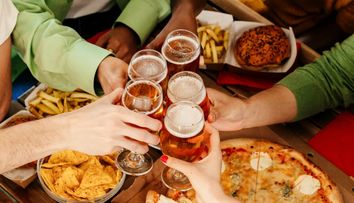 Trecerea la ora de vară 2025 determină creșterea consumului de gustări nesănătoase. Dietetician: Este favorizat mâncatul excesiv, mai ales seara