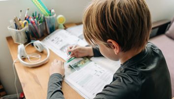 Elev de 11 ani, internat la urgențe după ce a încercat să își termine tema de vacanță într-o singură zi! Ce au descoperit medicii