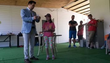 Finalistul sezonului cinci Romanii au talent, magicianul Robert Tudor, le-a facut astazi o surpriza copiilor din tabara MagiCAMP