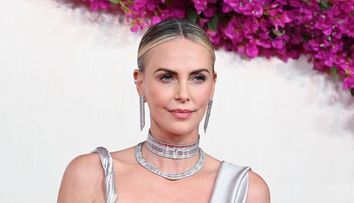 Charlize Theron, mărturisiri despre momentul în care mama sa i-a împușcat mortal tatăl, când ea era adolescentă. Spune că nu este „bântuită” de tragedie