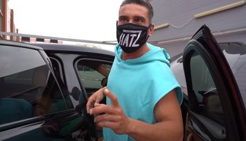 Dorian Popa a profitat din plin de ieșirea din starea de urgență: și-a spălat mașina și a înregistrat două melodii noi