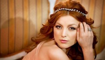 Imaginile pe care Elena Gheorghe le-ar vrea sterse de pe internet. Cum aparea vedeta fara voia ei pe coperta unor DVD-uri pentru adulti