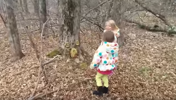 Si-a scos la plimbare copiii in padure si i-a lasat sa exploreze. Ce au gasit micutii pare desprins din basme