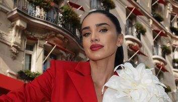 “Ești cea mai frumoasă româncă din Paris!” Ce a purtat Adelina Pestrițu la un eveniment de la Paris Fashion Week