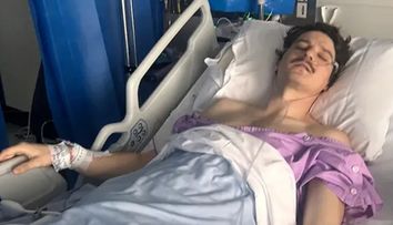 Artistul care se luptă cu un cancer în fază terminală la 29 de ani dezvăluie că a fost diagnosticat târziu, în ciuda simptomelor alarmante: „Aveam dureri mari de stomac și nu mă puteam mișca ore în șir”
