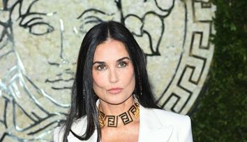 Lecție de stil marca Demi Moore. Actrița a întors toate privirile cu o ținută all-white